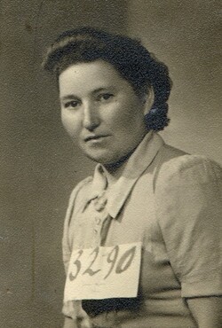 Fotografia Marii Kwiatkowskiej z numerem 3290 przypiętym w celu identyfikacji robotnika maj 1943r.