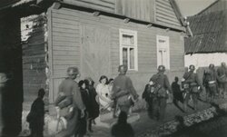Żołnierze niemieccy w marszu przez polską wieś, b.d.m. [ze zbiorów IPN]