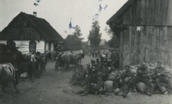 Żołnierze niemieccy odpoczywający we wsi, b.d.m. [ze zbiorów IPN]