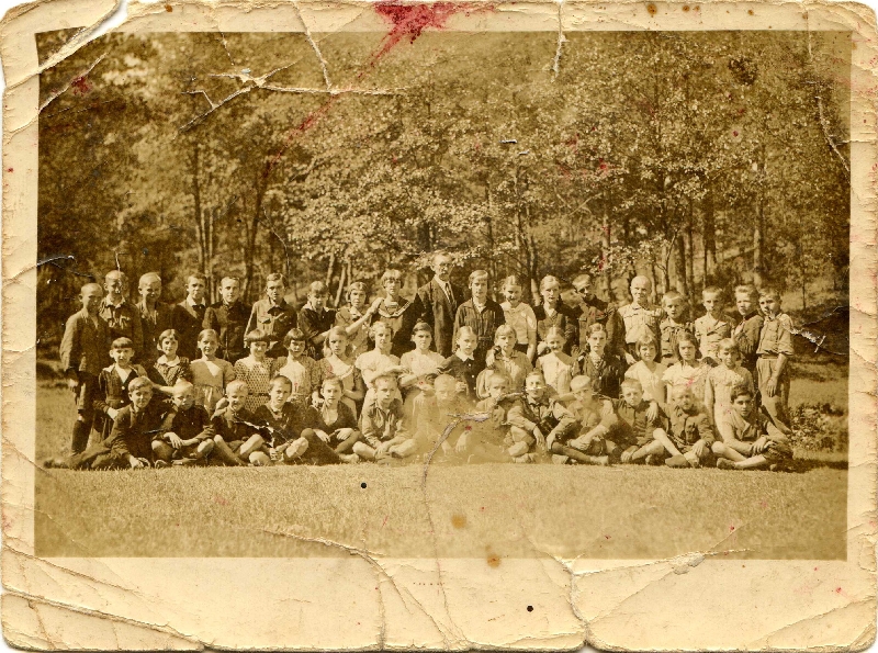 Uczniowie szkoły w Michniowie z nauczycielem, lata trzydzieste XX w. [ze zbiorów Mauzoleum w Michniowie] 