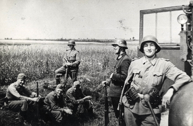 Niemcy przed akcją w Michniowie, 12 VII 1943 r. [ze zbiorów IPN]. 
