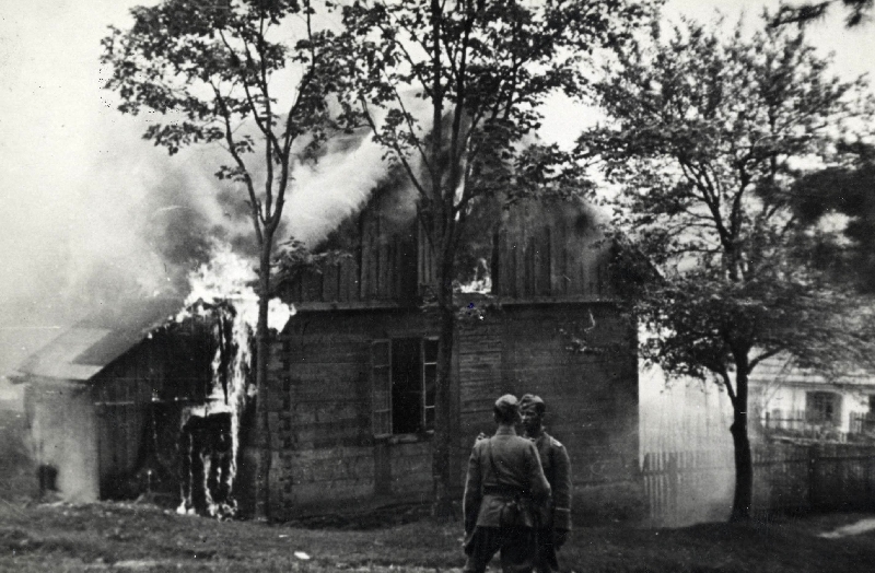 Płonąca wieś, Michniów, 12 VII 1943 r. [ze zbiorów IPN]