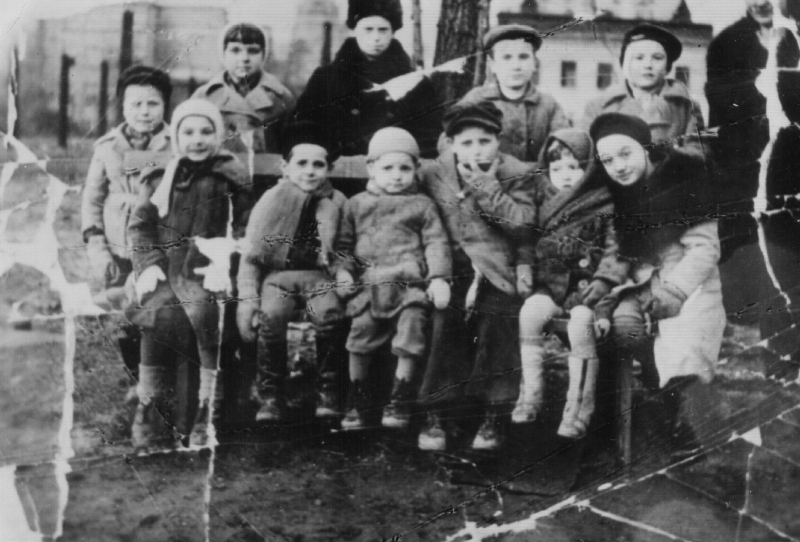 Dzieci Zamojszczyzny uratowane z transportu do Rzeszy przez Józefa Wójcika i umieszczone w schronisku w Warszawie, 1943 r. [ze zbiorów IPN]. 