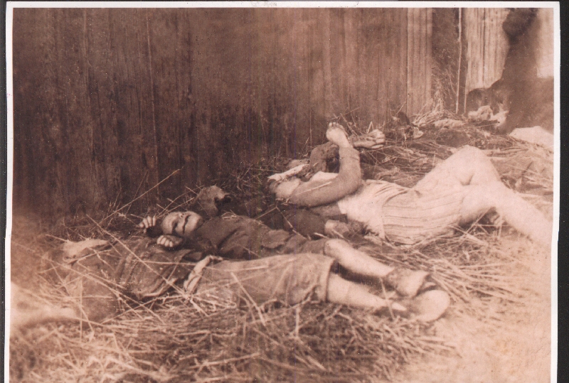 Kobiety i dzieci zamordowane przez Niemców we wsi Trzonów, pow. miechowski, 13 XII 1944 r. [ze zbiorów Mauzoleum w Michniowie]. 