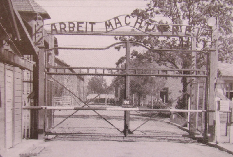 Brama obozu Auschwitz – Birkenau, b.d. [ze zbiorów IPN]. 