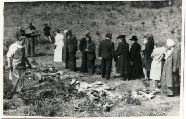 Zdjęcia z ekshumacji masowych grobów Polaków zamordowanych przez Niemców w latach 1939–1945 w Lesie Szpęgawskim [ze zbiorów Mauzoleum w Michniowie] 
