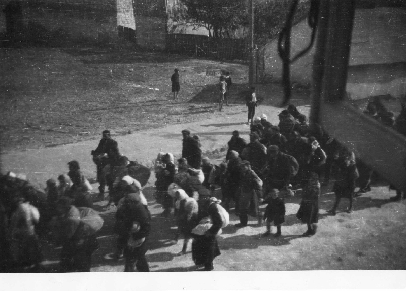 Wyprowadzenie ludności żydowskiej z Chmielnika, 1942 r. [ze zbiorów AP w Kielcach]. 