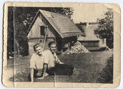 Ewaryst Grabiński z kuzynem, Michniów, 1938 r. [ze zbiorach Mauzoleum w Michniowie]