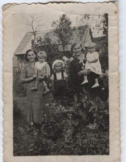 Anna Żołądek z synami Tadeuszem i Jerzym oraz Kazimiera Wikło z córką Teresą, Michniów, 1940 r. [ze zbiorów Mauzoleum w Michniowie]