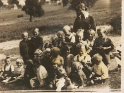 Dzieci z Michniowa z nauczycielką, początek lat czterdziestych XX w. [ze zbiorów Mauzoleum w Michniowie]