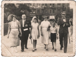 Od prawej: Hieronim Błaszkowski, syn Jerzy, żona Hieronima - Czesława,Halina Jarecka, Adam Fabiszak (zamordowany przez Niemców w Dachau ) i jego żona, Janina (siostra Czesławy Błaszkowskiej). Bydgoszcz, lato 1937 r.[ze zbiorów Mauzoleum w Michniowie]