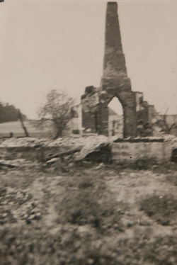 Spalona wieś Michniów, lipiec 1943 r. [ze zbiorów IPN]