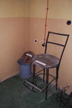 Krzesło z wieżyczki strażniczej i kubeł więzienny [ze zbiorów Muzeum Pamięci Narodowej 1939–1956 w Kielcach]