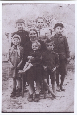 Stanisława Rynkowska z dziećmi, Michniów, 1945 r. [ze zbiorów Mauzoleum w Michniowie]