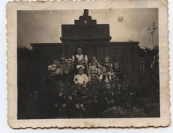 Dzieci michniowskie wraz z nauczycielką przed grobem pomordowanych w czasie pacyfikacji, Michniów, 1948 r. [ze zbiorów Mauzoleum w Michniowie]