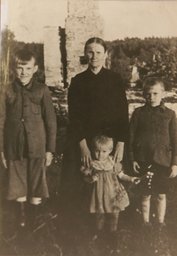 Na zgliszczach wsi, Michniów, 1945 r. [ze zbiorów Mauzoleum w Michniowie]