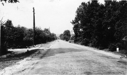 Droga wjazdowa do wsi Michniów od strony południowej, Michniów, 1968 r. [ze zbiorów IPN]