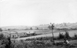 Widok ze skraju lasu „siekierzyńskiego” w kierunku zachodnim, w dole Michniów, 1968 r. [ze zbiorów IPN]