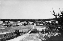 Panorama miejscowości Michniów ze wzgórza na zachód od wsi, 1968 r. [ze zbiorów IPN]