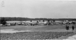 Panorama miejscowości Michniów ze wzgórza na zachód od wsi, 1968 r. [ze zbiorów IPN]