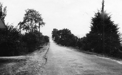 Droga wjazdowa do wsi Michniów od strony północnej, 1968 r. [ze zbiorów IPN]