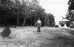 Miejsce, gdzie hitlerowcy kazali się kłaść osobom wychodzącym ze wsi Michniów, 1968 r. [ze zbiorów IPN]