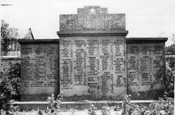Widok z bliskiej odległości tablicy, na której są wyszczególnione nazwiska i wiek pomordowanych przez hitlerowców w dniu 12-13 VII 1943 r., Michniów, 1968 r. [ze zbiorów IPN]