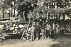 Fotografia  Grupę ludzi ukrywających sie w zagajniku, Kielecczyzna 1939r.