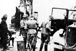 Niemcy w trakcie akcji represyjnej, b.d.m. [ze zbiorów IPN].