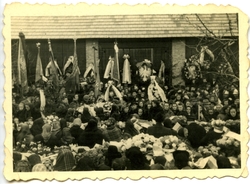 Uroczysty pogrzeb ekshumowanych ofiar zbrodni dokonanej w Radwanowicach, pow. krakowski, 1945 r. [ze zbiorów IPN].