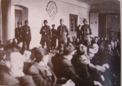 Członkowie ruchu oporu aresztowani w 1941 r., przetrzymywani w Olsztynie k. Częstochowy [ze zbiorów MHPRL w Warszawie].