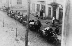 Dzieci z Zamojszczyzny oddzielone od rodziców, przewiezione do sierocińca w Łaskarzewie, 1942 r. [ze zbiorów IPN].