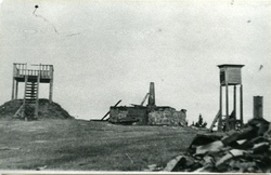 Spalone obserwatorium astronomiczne po pacyfikacji Ksina Szczyt, 12-18 IX 1944 r. [ze zbiorów IPN].