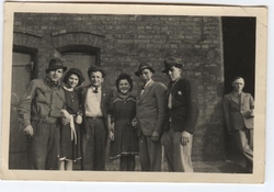Grupa Polaków robotników przymusowych w okolicach Stadchagen, w środku Janina Gil z Michniowa, Niemcy, 1945 r. [ze zbiorów Mauzoleum w Michniowie].