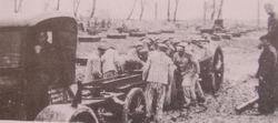 Więźniowie obozu w czasie pracy, b.d.m. [ze zbiorów IPN].
