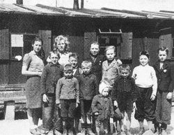 Dzieci polskich robotników przymusowych w obozie w Linz. Większość pochodziła z Wołynia, 1944 r. [ze zbiorów Mauzoleum w Michniowie].