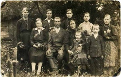 Rodzina Jasionczaków zamordowana w Woli Ostrowieckiej, pow. lubomelski, 1943 r. [ze zbiorów IPN].