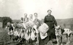Kobiety przy pracach rolnych w gospodarstwie na Pomorzu, b.d. [ze zbiorów Mauzoleum w Michniowie]