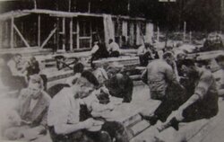 Pierwsi więźniowie i budowniczowie obozu w Stutthofie, b.d. [ze zbiorów Mauzoleum w Michniowie]