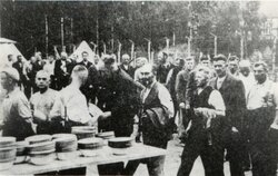 Posiłek w obozie Stutthof, b.d. [ze zbiorów Mauzoleum w Michniowie]