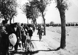 Polacy uciekający przed wojskami niemieckimi, 1939 r., b.d.m. [ze zbiorów IPN]