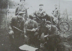 Oddział BCh w okolicach Iłży 1944 r. [ze zbiorów MHPRL w Warszawie]