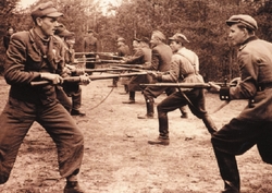 Ćwiczenia w walce na bagnety żołnierzy BCh, b.d.m. [ze zbiorów MHPRL w Warszawie]