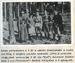 Grupa partyzantów z DP w czasie biwakowania nad rzeka Nidą, wrzesień 1944 r. w środku: mjr „Ryś” Bolesław Jackiewicz i por. „Barabasz” Marian Sołtysiak [ze zbiorów AP w Kielcach]