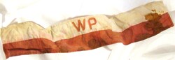 Białoczerwona opaska z okresu II wojny światowej z widocznymi śladami krwi [eksponat w zbiorach Mauzoleum w Michniowie]