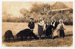 Wiktoria Ulma wraz z wszystkimi dziećmi, Markowa, jesień 1943 r. [ze zbiorów M. Szpytmy].