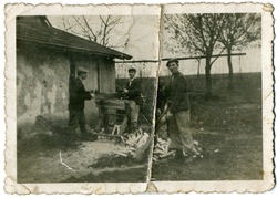 Czterej Szallowie – ukrywani przez rodzinę Ulmów, przed domem Ulmów w Markowej, 1942-1944 [ze zbiorów M. Szpytmy].