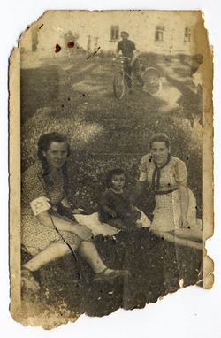 Zdjęcie żydowskiej rodziny z Markowej nazywanej „Ryfka”, którym w 1942 r. bezskutecznie pomagał się ukrywać w jarach Józef Ulma. Zdjęcie to zostało znalezione w domu Ulmów po zbrodni 24 III 1944 r. już z widocznymi kroplami krwi, Markowa, lata 1939-42