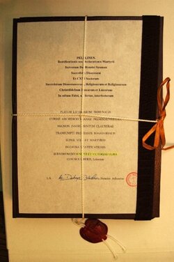 Dokumenty przygotowane na proces beatyfikacyjny rodziny Wiktorii i Józefa Ulmów, Przemyśl, 2008 r. [ze zbiorów M. Szpytmy].