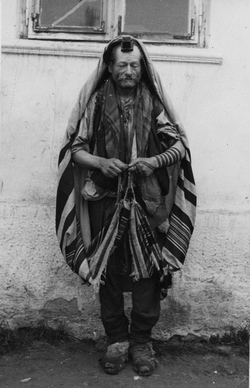 Mężczyzna ubrany w żydowski strój modlitewny, b.d.m. [ze zbiorów AP w Kielcach].
